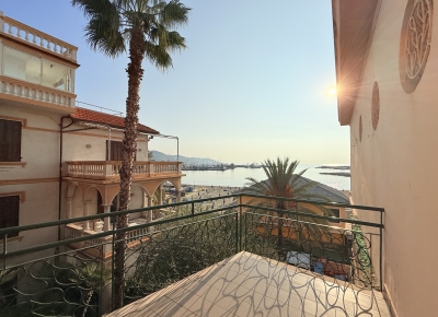 Двухкомнатная квартира с террасой и балконом, расположенная прямо на пляже между двумя городскими портами.