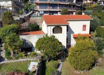 Дом с открытым видом на зелень, расположенный в тихом и спокойном месте